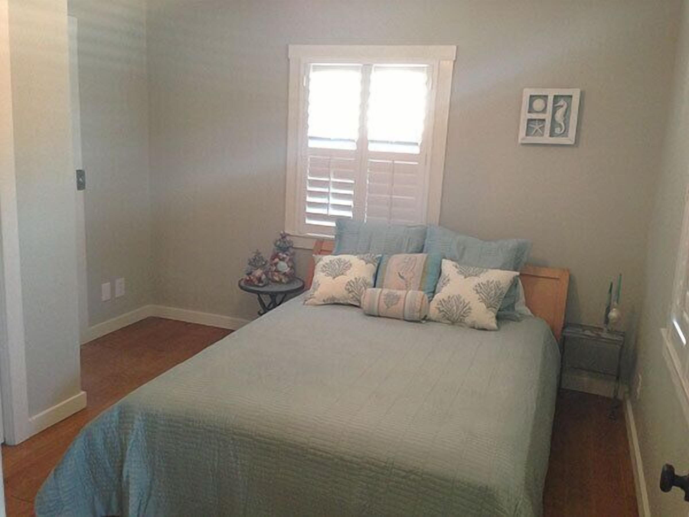 3bd/2ba Cottage w Hot Tub/Bikes/Amenities. Walk to Beach, Harbor, Restaurants