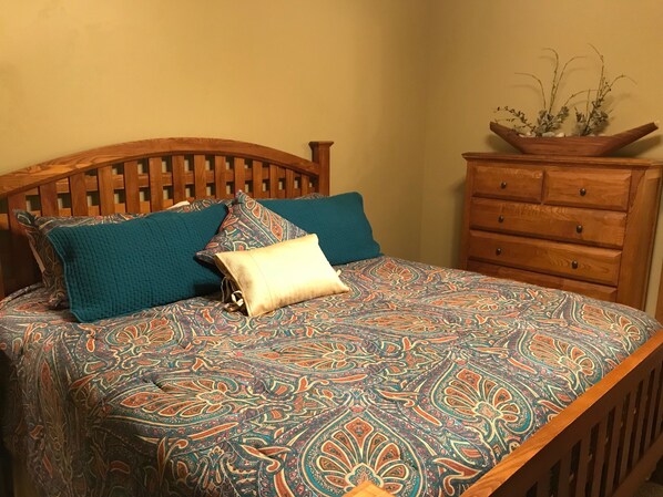 3 bedrooms, iron/ironing board, WiFi, bed sheets