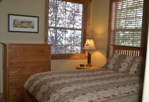 3 bedrooms, iron/ironing board, WiFi, bed sheets - Book now for Fall adventures (Driggs)