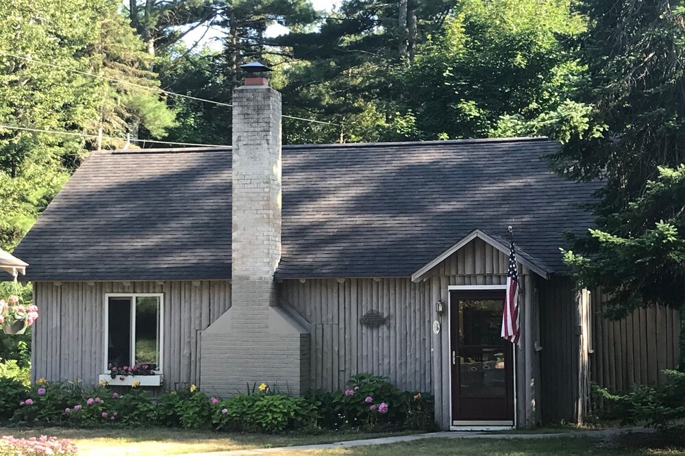 Cabin in village of Suttons Bay!