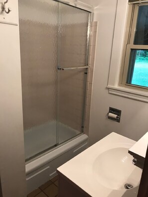 Haartrockner, Handtücher, Seife, Shampoo