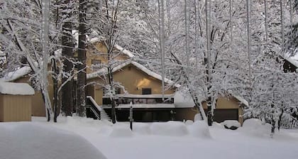 "Kaunis, tilava koti Yosemite - (WawonaHome