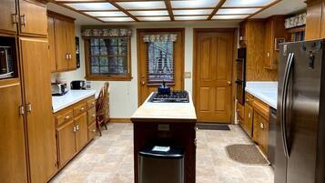 Køleskab, mikrobølgeovn, ovn, kogeplade