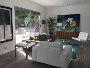 TV connectée, cheminée, chaîne hi-fi, écrans d'ordinateur