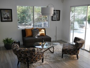 TV connectée, cheminée, chaîne hi-fi, écrans d'ordinateur