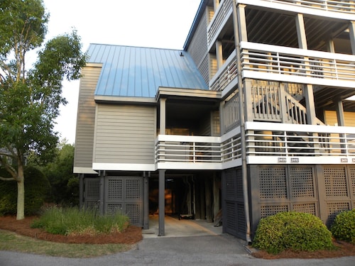 Great Rates!  Screen Porch!  Pool Just Steps Away!