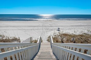 Nära stranden och solstolar