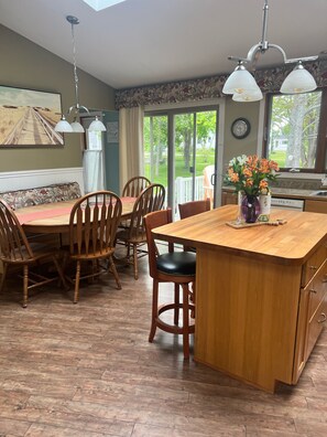 Dining - SPACIOUS One level A Peaceful Escape and only a short walk to Cresent beach! (Wells)