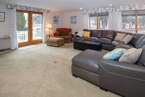 Smart TV, DVD player, books, video library - SPACIOUS One level A Peaceful Escape and only a short walk to Cresent beach! (Wells)