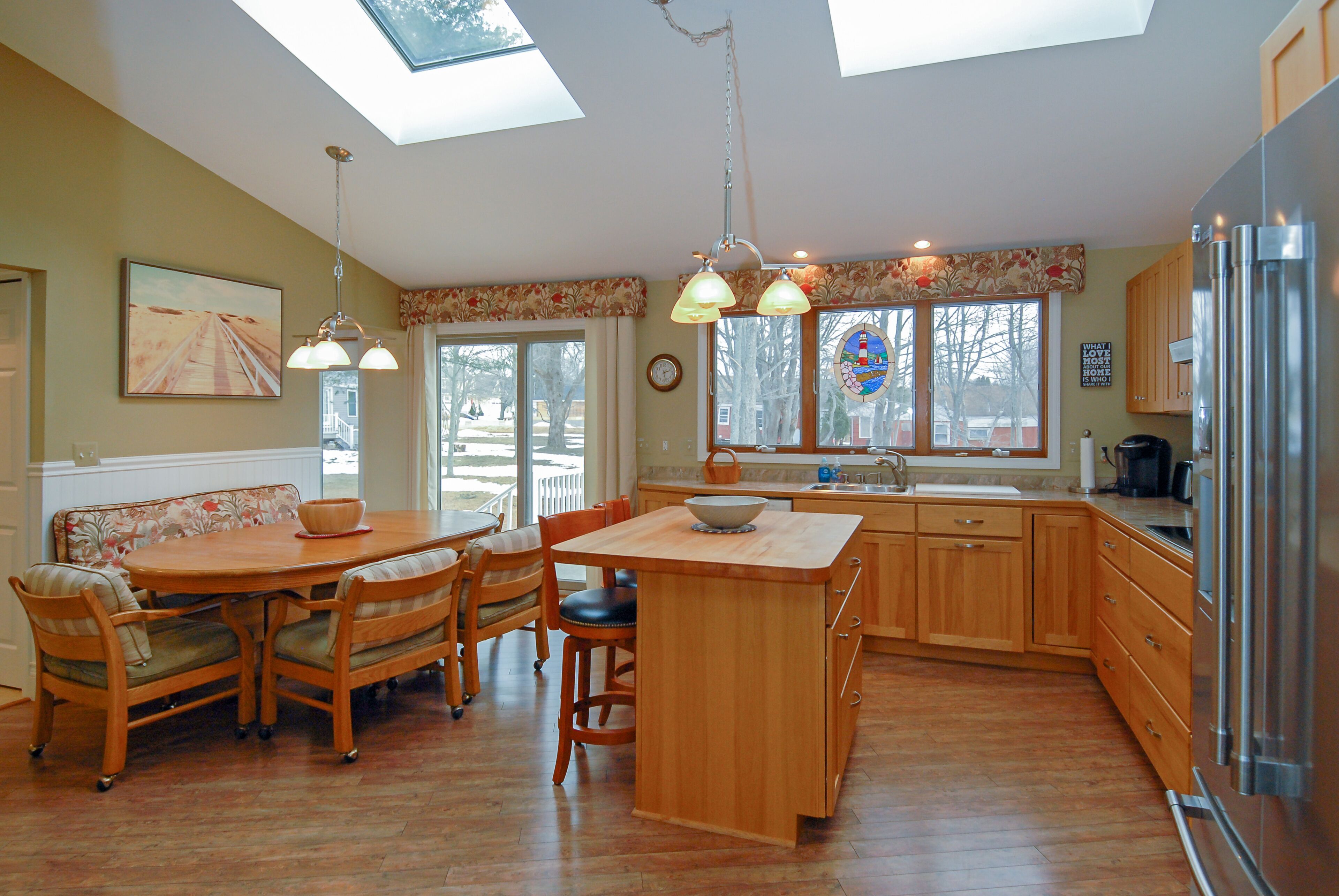 SPACIOUS One level A Peaceful Escape and only a short walk to Cresent beach!