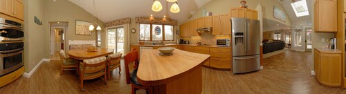 SPACIOUS One level A Peaceful Escape and only a short walk to Cresent beach!