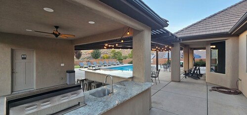 Stay at ZION ESCAPE LaVerkin! PRIVATE HOME with PRIVATE POOL and HOT TUB!