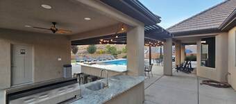 Stay at ZION ESCAPE LaVerkin! PRIVATE HOME with PRIVATE POOL and HOT TUB!