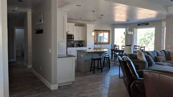 Een smart-tv, een open haard, een dvd-speler en een stereo