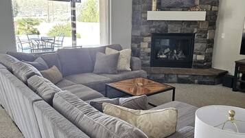 Smart TV, fireplace, DVD player, stereo