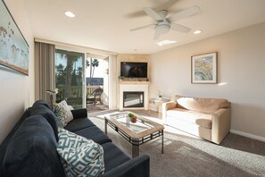 Una Smart TV, una chimenea, una mesa de tenis de mesa