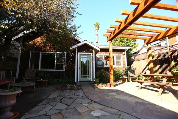 Outdoor dining - 3 bed / 1 bath house in Prime Berkeley Location (Berkeley)