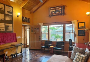 Smart TV, books, stereo - 3 bed / 1 bath house in Prime Berkeley Location (Berkeley)