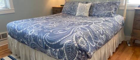 5 bedrooms, desk, iron/ironing board, travel cot