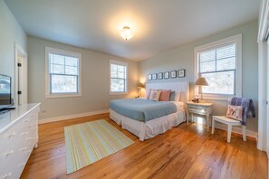 5 soverom, skrivebord, strykejern/-brett og reiseseng for barn