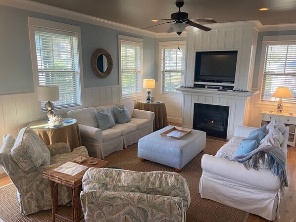 TV, fireplace, video games - Cozy 5BR Lincoln City Escape | Storm Watching, Fireplace & Porch (Lincoln City)