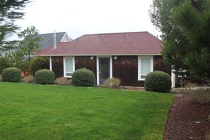 Exterior - Cozy 5BR Lincoln City Escape | Storm Watching, Fireplace & Porch (Lincoln City)
