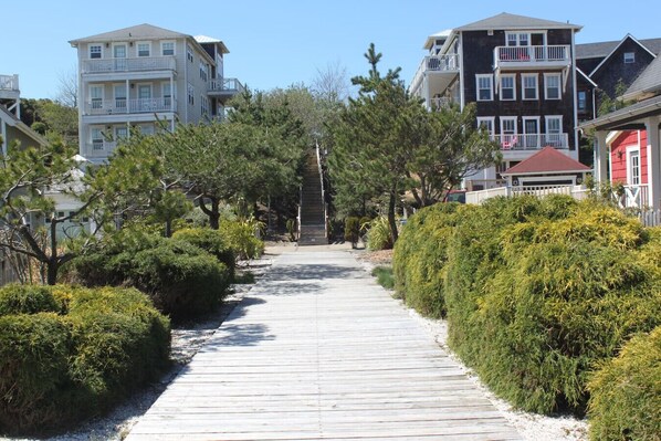 Property grounds - Cozy 5BR Lincoln City Escape | Storm Watching, Fireplace & Porch (Lincoln City)