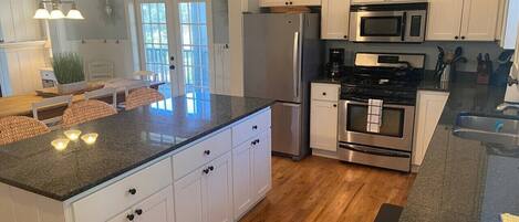 Køleskab, mikrobølgeovn, ovn, kogeplade