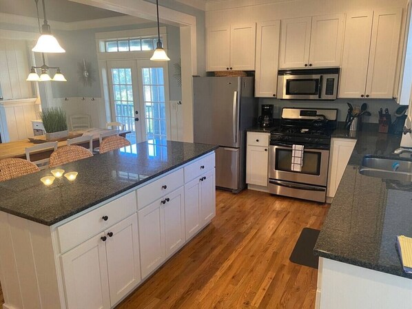 Køleskab, mikrobølgeovn, ovn, kogeplade