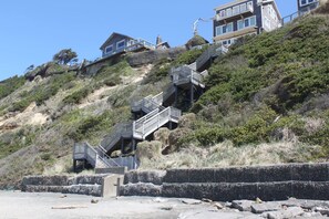 Exterior - Cozy 5BR Lincoln City Escape | Storm Watching, Fireplace & Porch (Lincoln City)