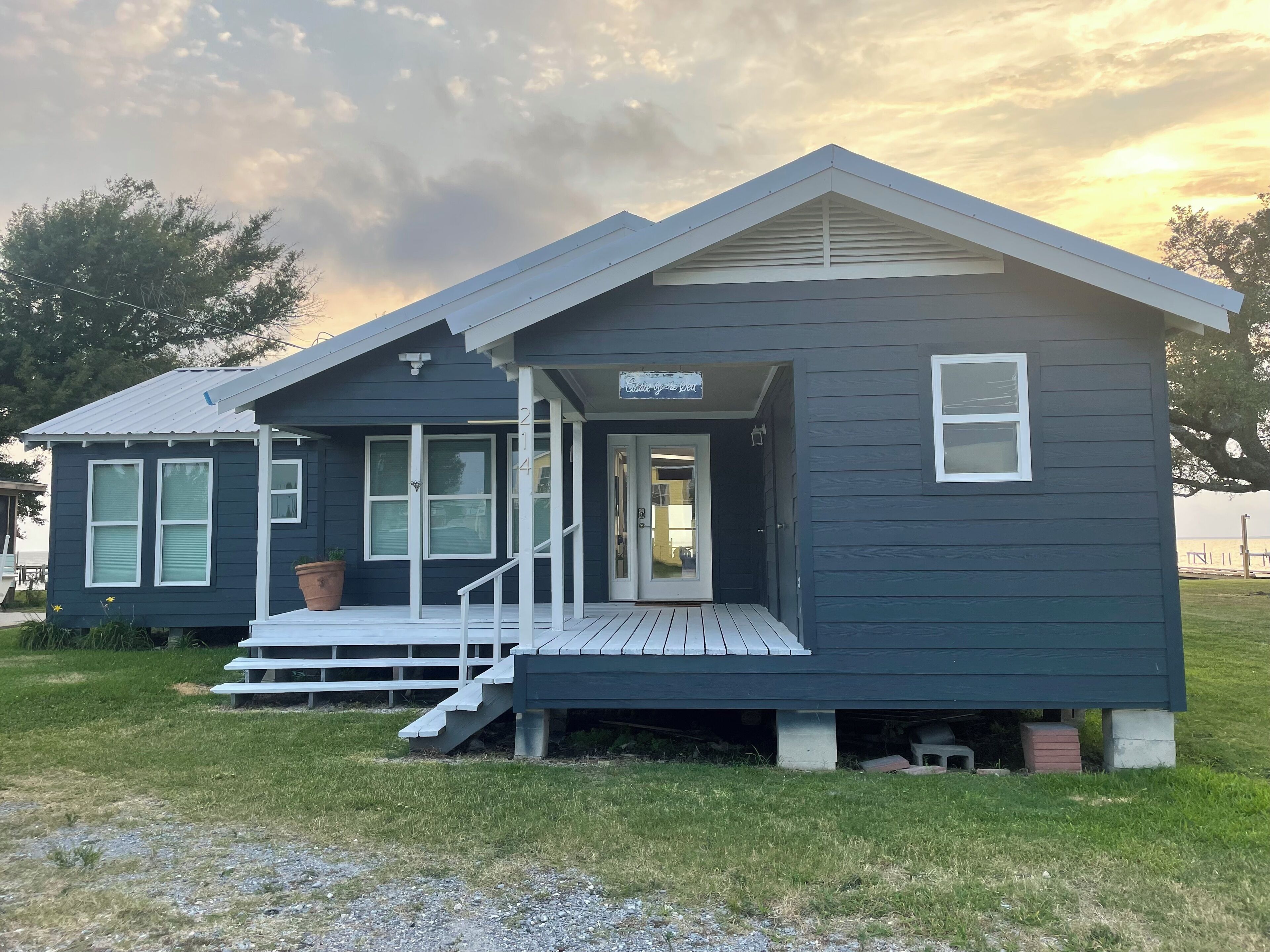 Big Lake-  Newly Remodeled Fishing Camp w/ Private Pier/Fishing Lights