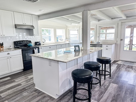 Fridge, microwave, oven, stovetop. Cissie by the Sea 2.0-Fishing,Boat Stall,Sunsets,Best Wharf at Hebert's Landing!