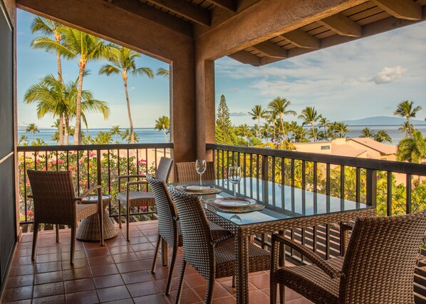 Outdoor dining - EKAHI 26C: SWEEPING OCEAN VIEWS IN WAILEA EKAHI VILLAGE!  NEWLY-REMODELED CONDO! (Kihei)