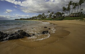 Sun loungers, beach towels - EKAHI 26C: SWEEPING OCEAN VIEWS IN WAILEA EKAHI VILLAGE!  NEWLY-REMODELED CONDO! (Kihei)