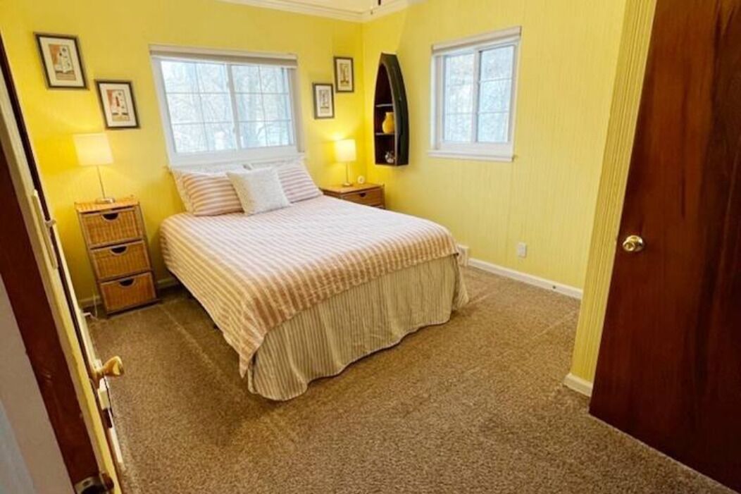 6 bedrooms, desk, iron/ironing board, WiFi