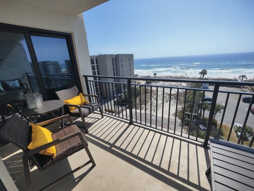 Suuri Persianlahden ja lahden näkymät ylimmän kerroksen osakehuoneisto