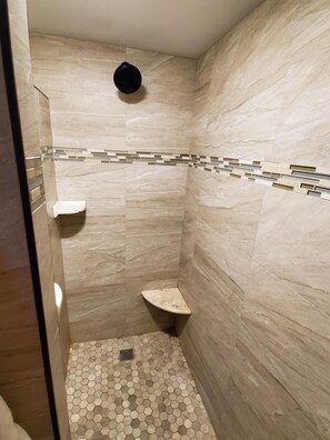 Combined shower/bathtub, hair dryer, towels
