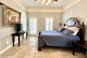 6 bedrooms, desk, iron/ironing board, WiFi