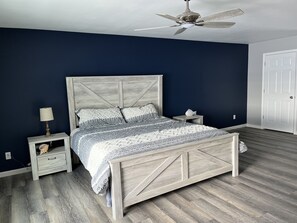 4 bedrooms, free WiFi, wheelchair access - Newley renovated waterfront home with private beach area (Kalkaska)