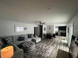 Smart TV, stereo - Newley renovated waterfront home with private beach area (Kalkaska)