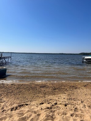 On the beach, sun-loungers - Newley renovated waterfront home with private beach area (Kalkaska)