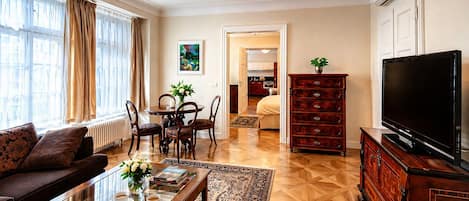 Smart TV, chimenea, libros