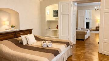 2 chambres, coffres-forts dans les chambres, fer et planche à repasser