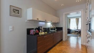 Køleskab, mikrobølgeovn, ovn, kogeplade