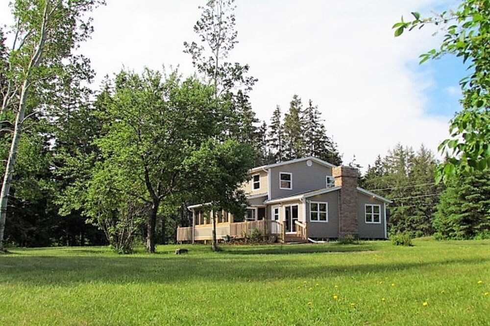 Waterfront Beach House, mins from National Park Beaches and Charlottetown