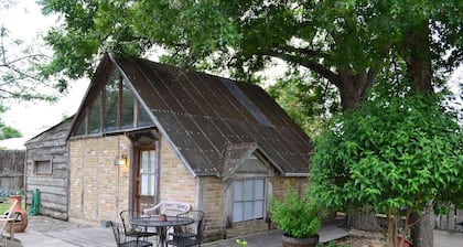 Vintage House, Cottage & Bunk - Walk to Schlitterbahn /Comal River