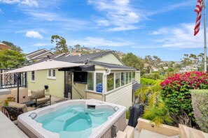 Terrace/patio - Walk to beach &town! Location is amazing! Hot tub&large deck! No need for a car! (Laguna Beach)
