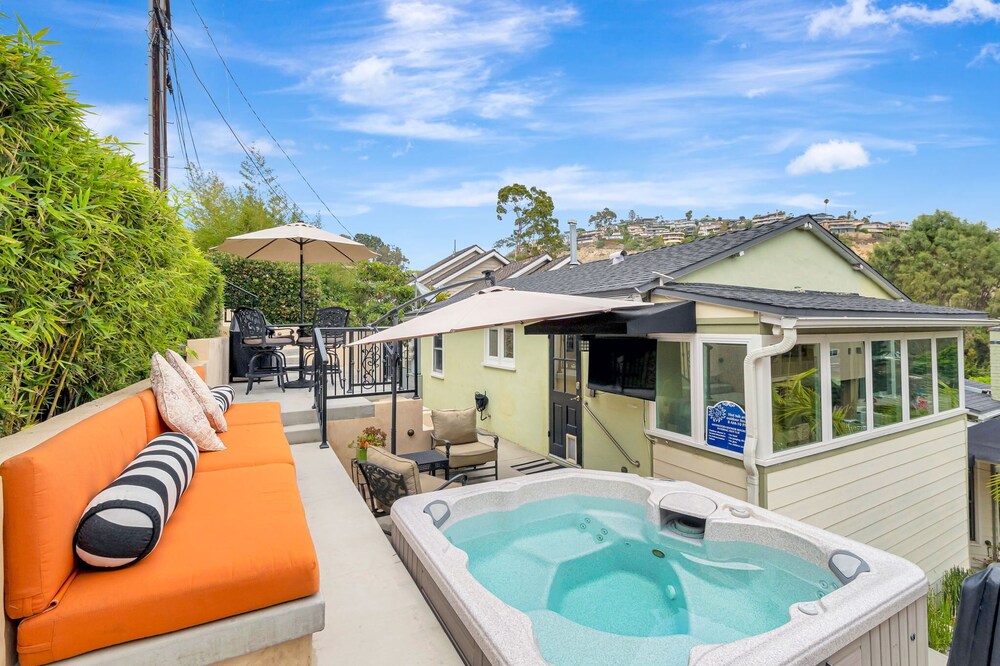 In the heart of Laguna Beach! Walk Everywhere!! Location! 5 star rental