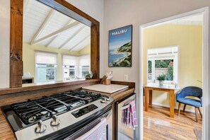 Fridge, microwave, oven, stovetop - Walk to beach &town! Location is amazing! Hot tub&large deck! No need for a car! (Laguna Beach)