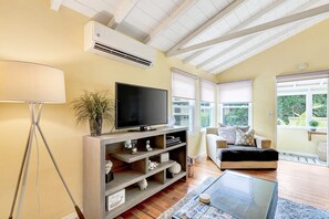 Smart TV, DVD player - Walk to beach &town! Location is amazing! Hot tub&large deck! No need for a car! (Laguna Beach)